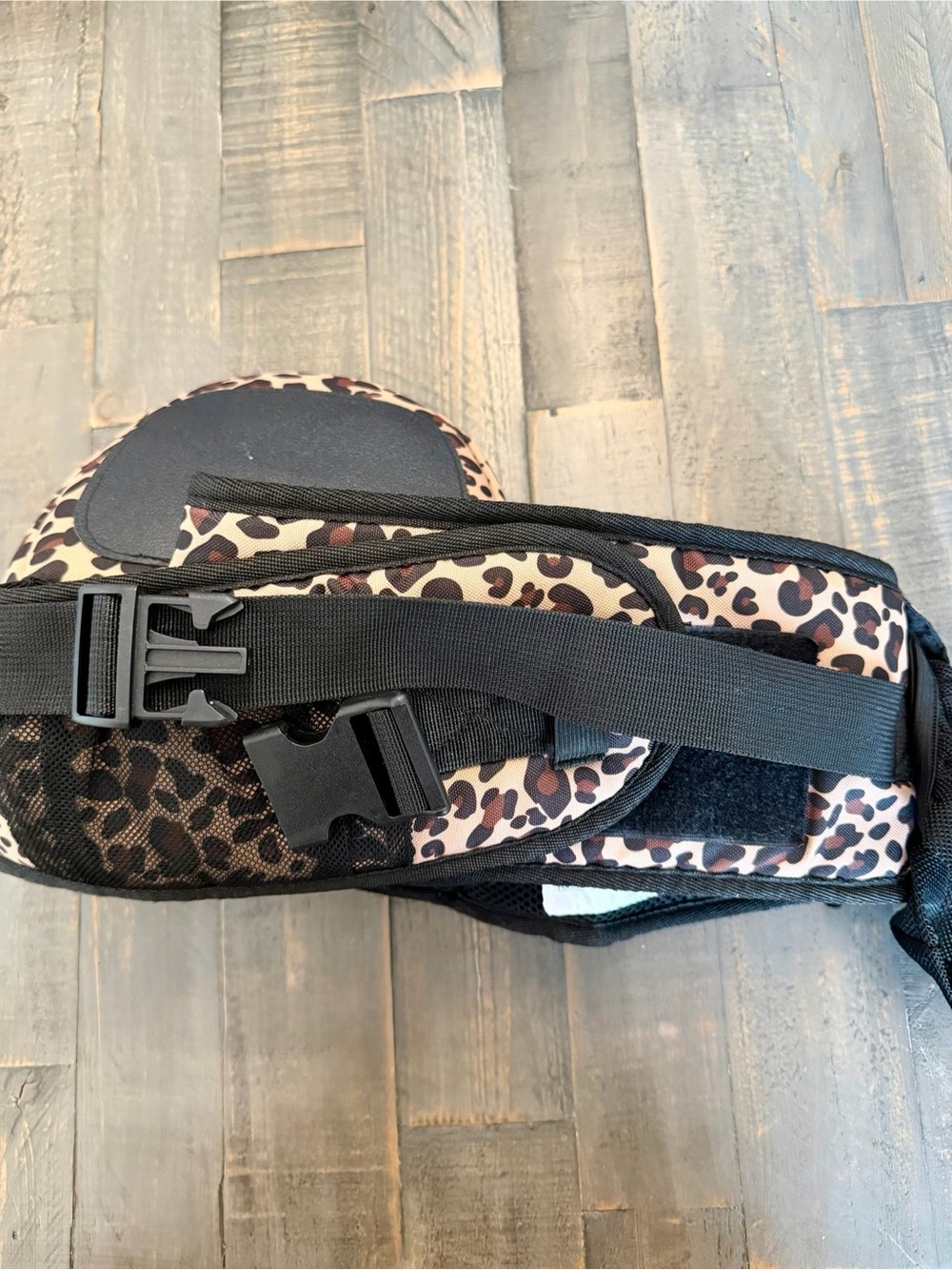 TushBaby OS Baby Hip Seat Carrier Ergonomic Storage Leopard - Picture 4 of 9